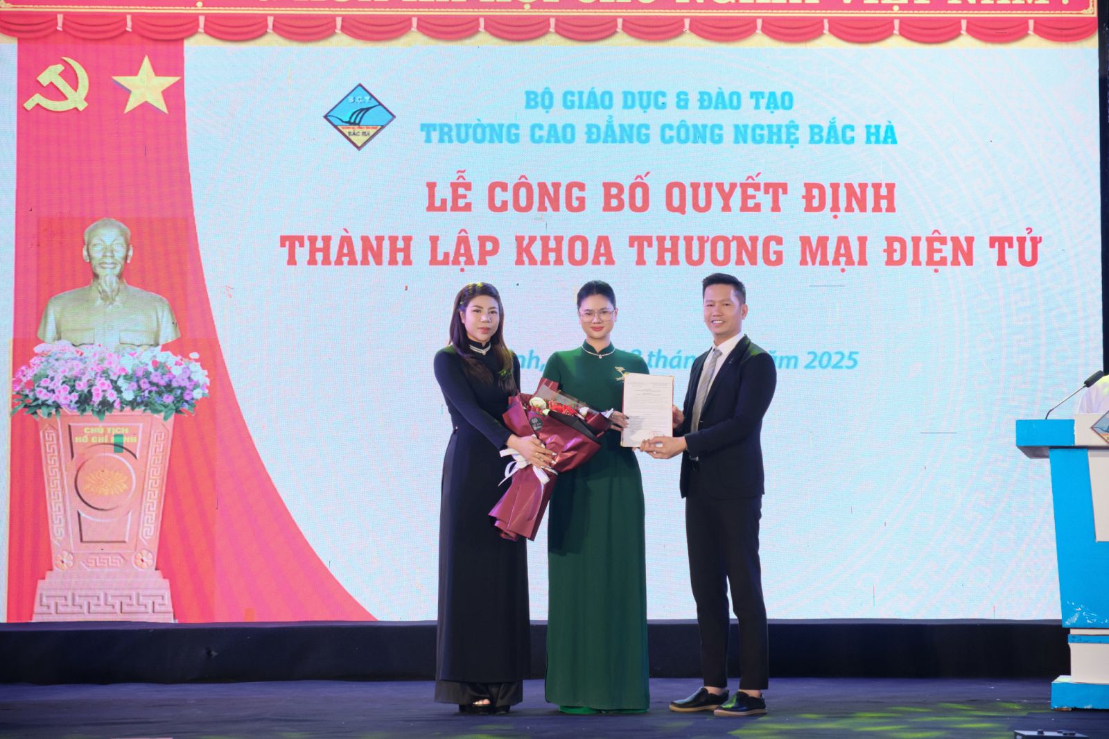 Đại diện Ban Giám hiệu Trường Cao đẳng Công nghệ Bắc Hà trao quyết định bổ nhiệm cho bà Vi Ngọc Lan 